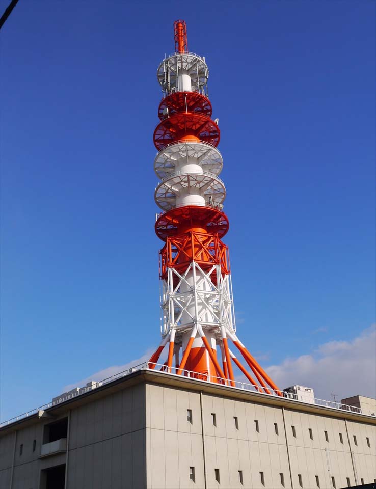 (青空に映えて聳え立つランドマーク)