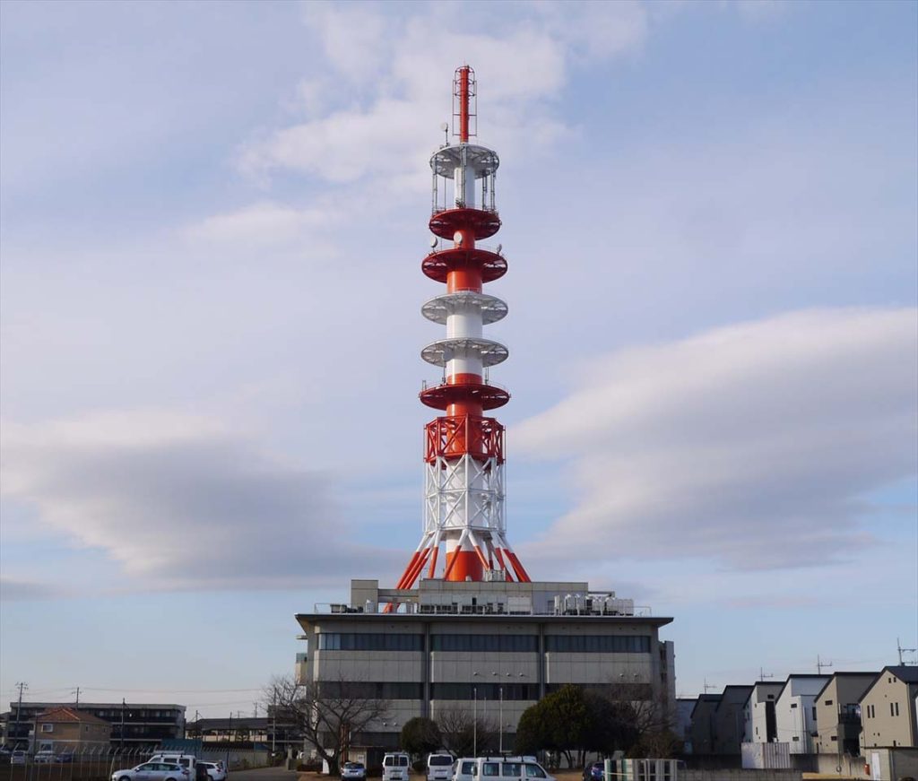 (広大な敷地に堅牢な建屋)