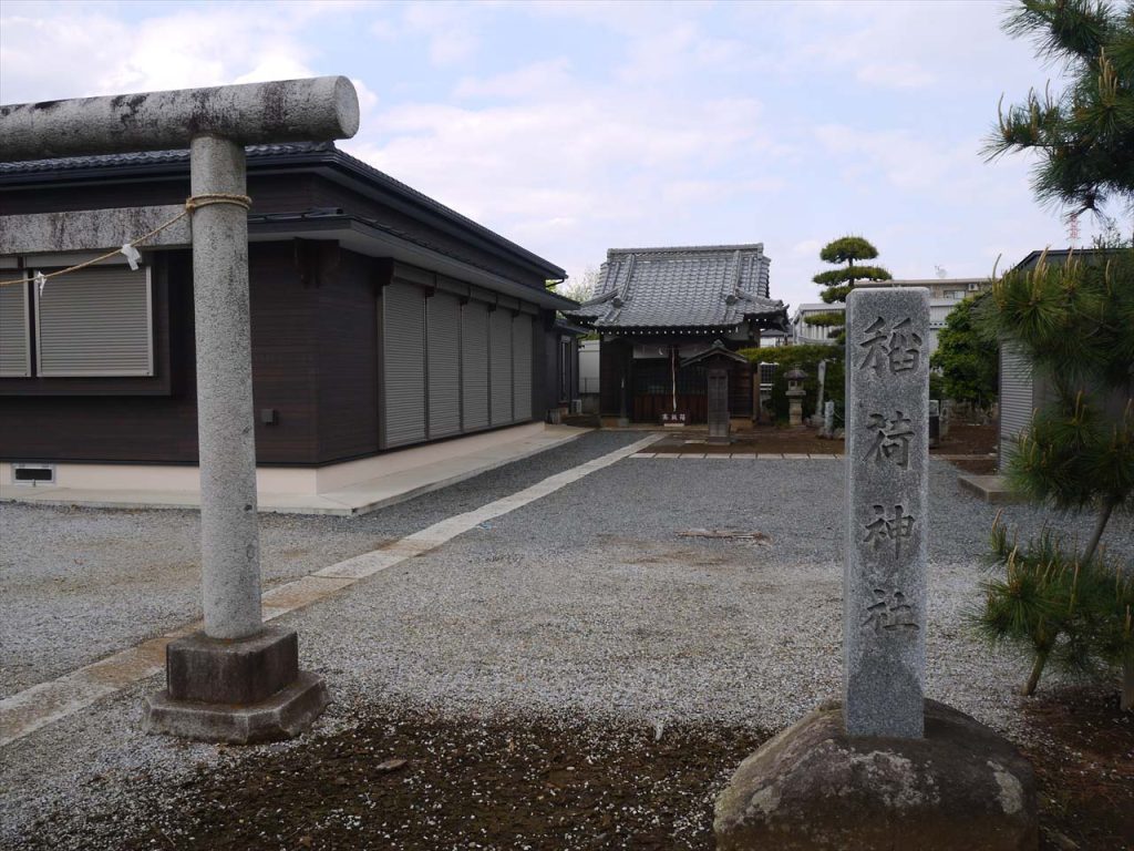 (境内に建つ公民館)