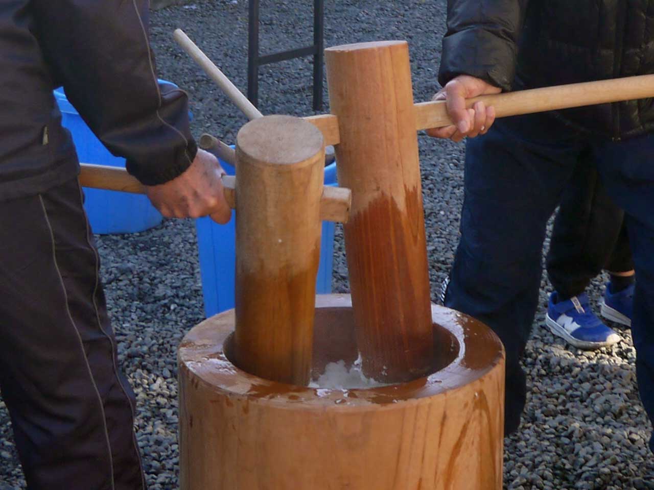「新春餅つき大会」が行われました